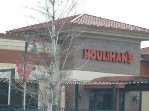 The only good thing Houlihan's has going for it is their HUGE Long Island Iced Teas. 